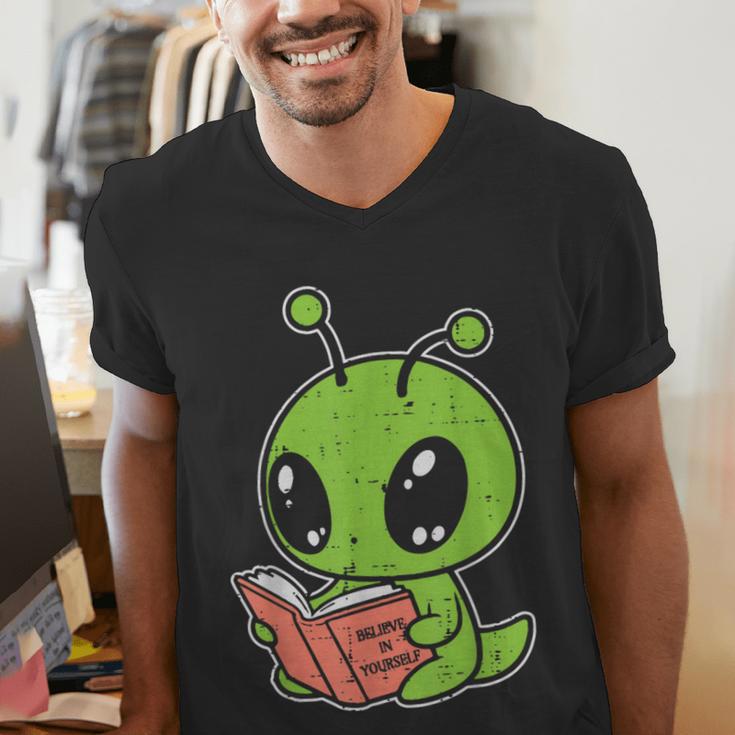 Alien Reading Book Believe In Yourself Kids Women Men Men's V-Neck T-Shirt
