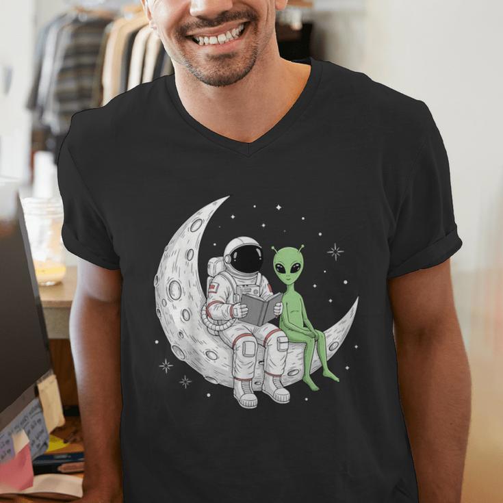 Astronaut Reading Book To Alien Moon Space Book Lover Men Men's V-Neck T-Shirt