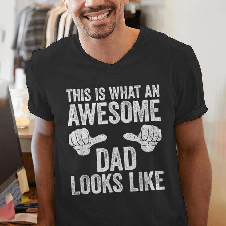 This Is What An Awesome Dad Looks Like Shirt Men Fathers Day Men's V-Neck T-Shirt