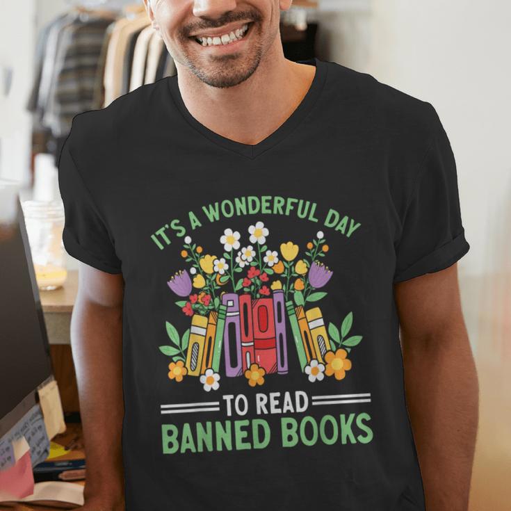 Banned Books Week Librarian Reading Men's V-Neck T-Shirt