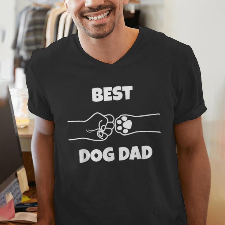 Best Dog Dad Fathers Day Best Dad Fist Bump Dog's Paw Men's V-Neck T-Shirt