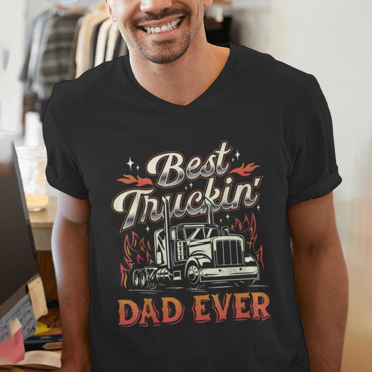 Best Truckin Dad Ever Trucker Truck Driver Father's Day Men Men's V-Neck T-Shirt