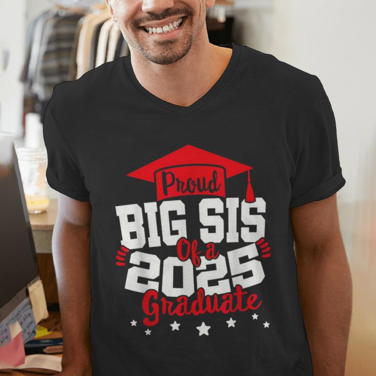 Big Sis Of a 2025 Graduate Class Senior Graduation Grad 25 Men's V-Neck T-Shirt