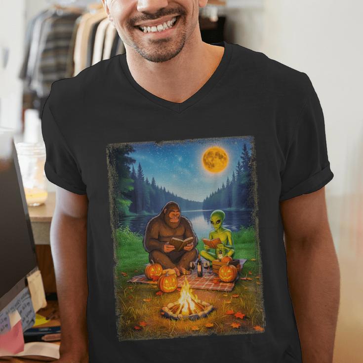 Bigfoot And Alien Reading Books Campfire Halloween Men's V-Neck T-Shirt