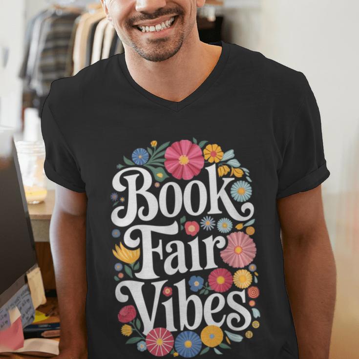 Book Fair Vibes Groovy 70s Retro School Librarian Men's V-Neck T-Shirt