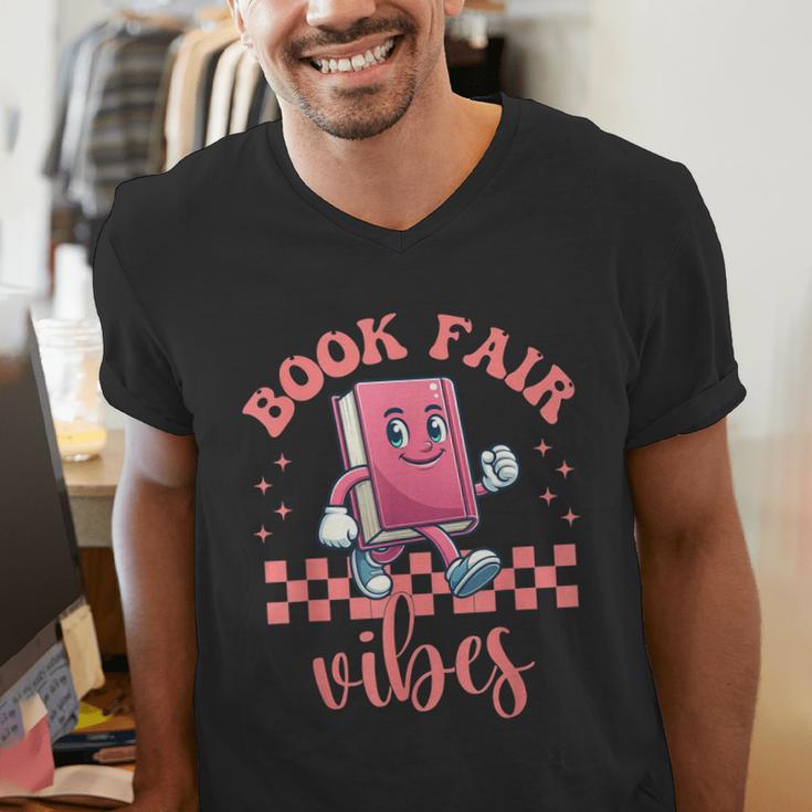 Book Fair Vibes School Librarian Retro 70s Reading Bookworm Men's V-Neck T-Shirt