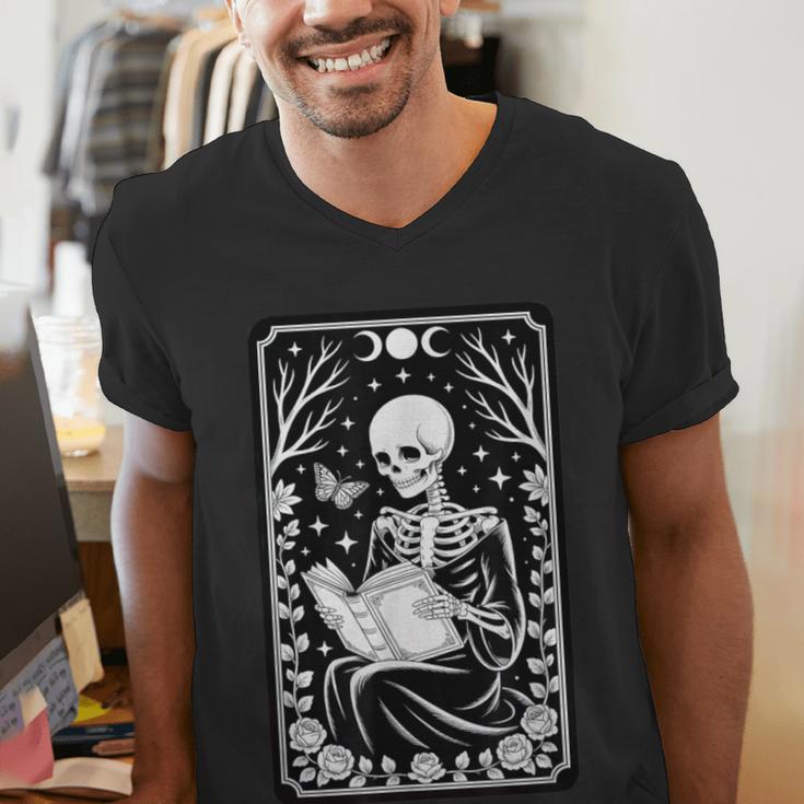 Book Lover The Reader Tarot Card Skeleton Reading Men's V-Neck T-Shirt