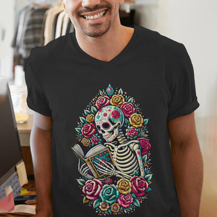 Book Lover Skeleton Reading With Dia De Los Muertos Flowers Men's V-Neck T-Shirt