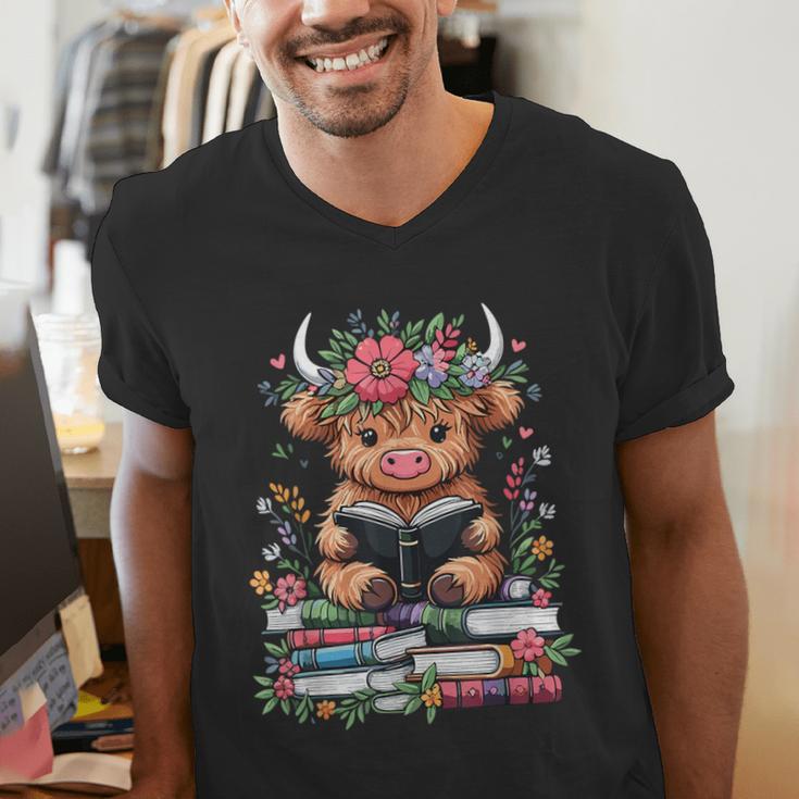 Bookworm Cute Baby Highland Cow Reading Book Men's V-Neck T-Shirt