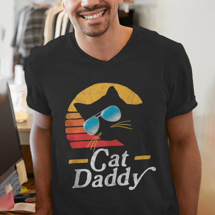 Cat Daddy Vintage 80s Style Cat Retro Sunglasses Distressed Men's V-Neck T-Shirt