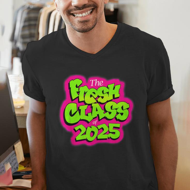 Class Of 2025 Senior Fresh 90s TV Style Retro Graduation Men's V-Neck T-Shirt