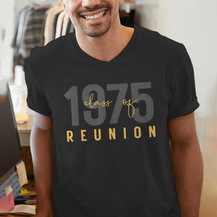 Classic Retro Vintage Class Of 1975 Reunion 50th Graduation Men's V-Neck T-Shirt