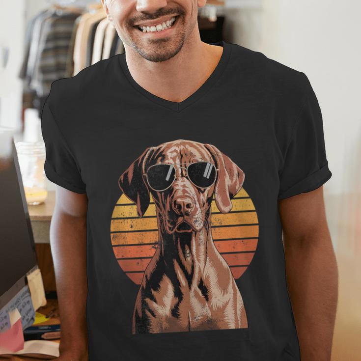 Cool Retro Vizsla Dog Mom Dad Vintage Pet Lovers Men's V-Neck T-Shirt