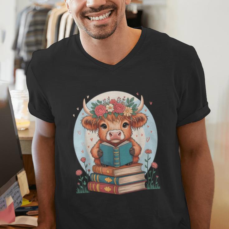 Cute Baby Highland Cow Reading Book Bookworm For Men Women Men's V-Neck T-Shirt Cute Baby Highland Cow Reading Book Bookworm For Men Women Men's V-Neck T-Shirt
