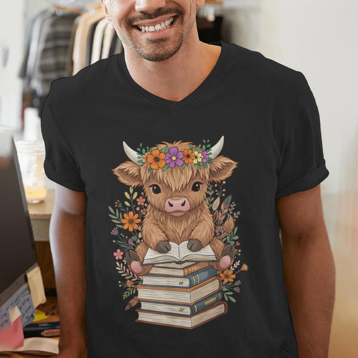 Cute Baby Highland Cow Reading Book Librarian Bookworm Men's V-Neck T-Shirt Cute Baby Highland Cow Reading Book Librarian Bookworm Men's V-Neck T-Shirt
