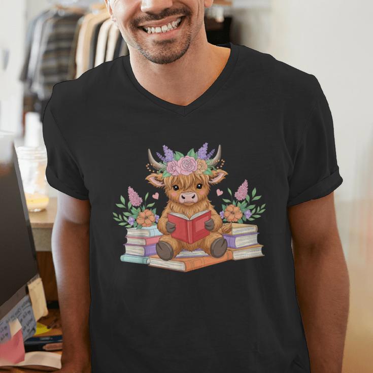Cute Baby Highland Cow Reading Book Lover Toddler Men's V-Neck T-Shirt Cute Baby Highland Cow Reading Book Lover Toddler Men's V-Neck T-Shirt