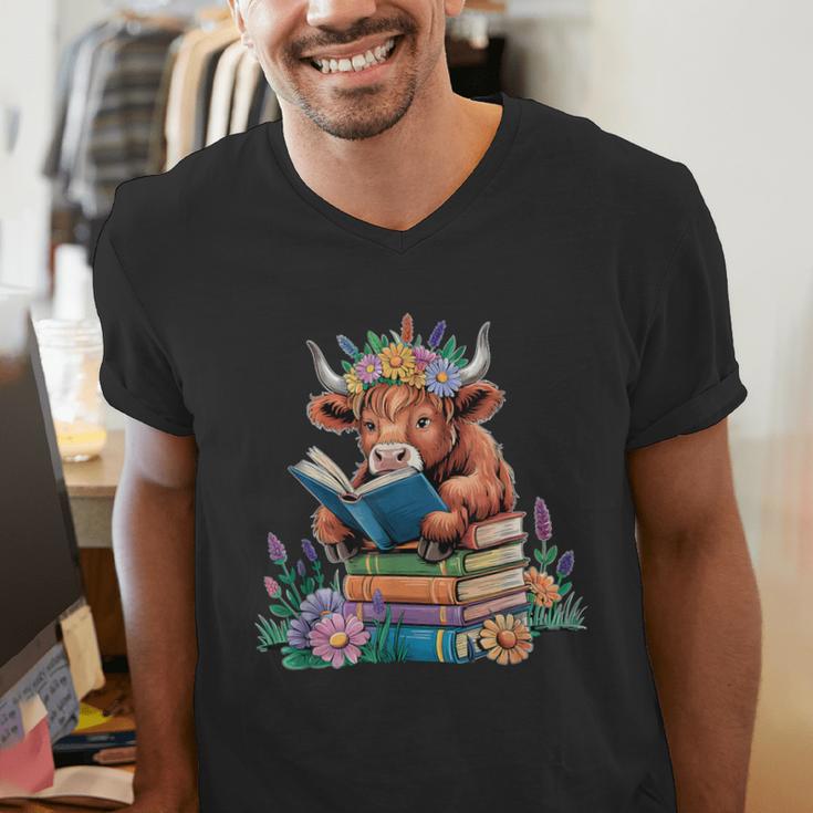 Cute Highland Cow Reading Book Baby Cow Bookworm Men's V-Neck T-Shirt