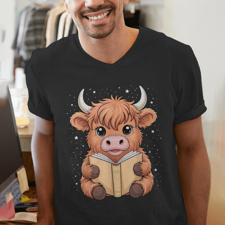 Cute Highland Cow Reading Book Men's V-Neck T-Shirt