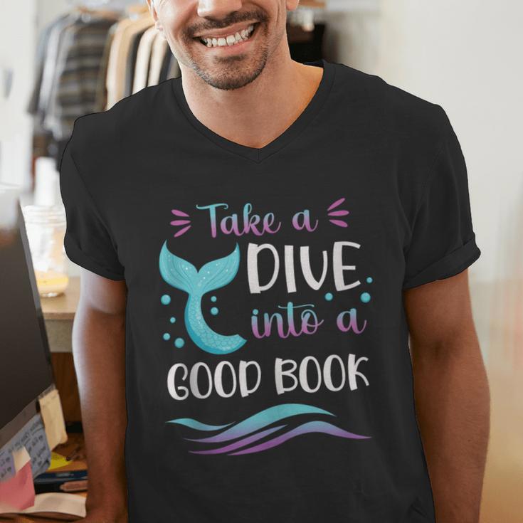 Cute Mermaid Librarian Teacher Dive Into A Good Book Reading Men's V-Neck T-Shirt Cute Mermaid Librarian Teacher Dive Into A Good Book Reading Men's V-Neck T-Shirt