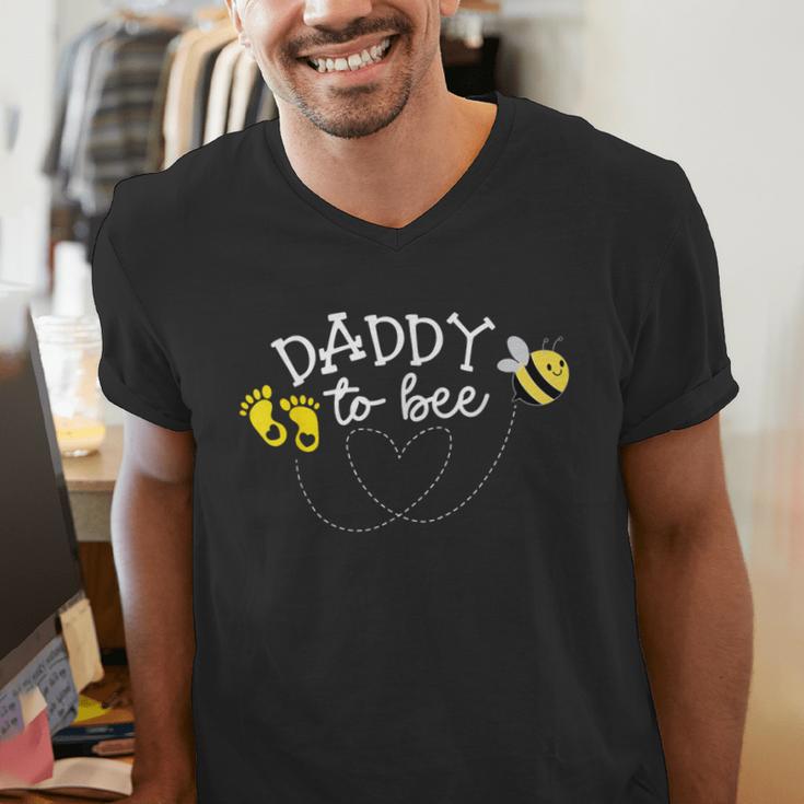 Daddy To Bee Pregnancy Announcement Baby Shower Men's V-Neck T-Shirt