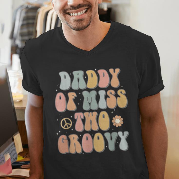 Daddy Dad Two Groovy Second Birthday Retro 2nd Bday Party Men's V-Neck T-Shirt