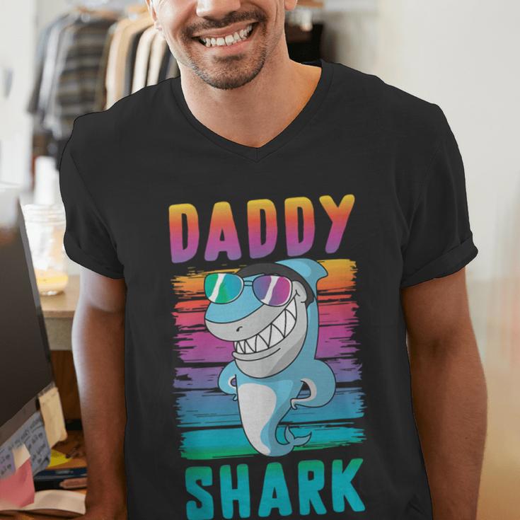 Daddy Shark Retro Vintage Dad Men's V-Neck T-Shirt Daddy Shark Retro Vintage Dad Men's V-Neck T-Shirt