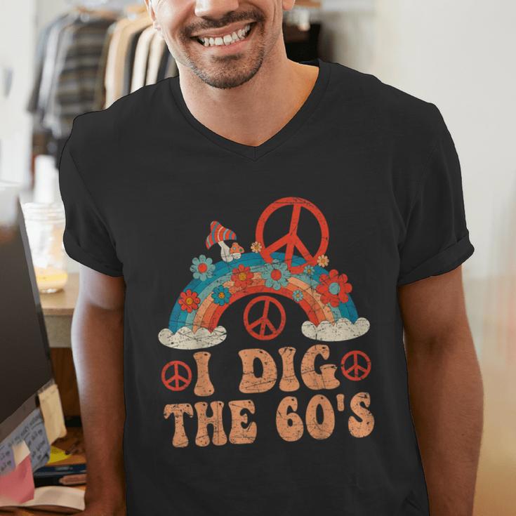 I Dig The 60s Aesthetic Nostalgia 1960's Retro 60s Party Men's V-Neck T-Shirt I Dig The 60s Aesthetic Nostalgia 1960's Retro 60s Party Men's V-Neck T-Shirt