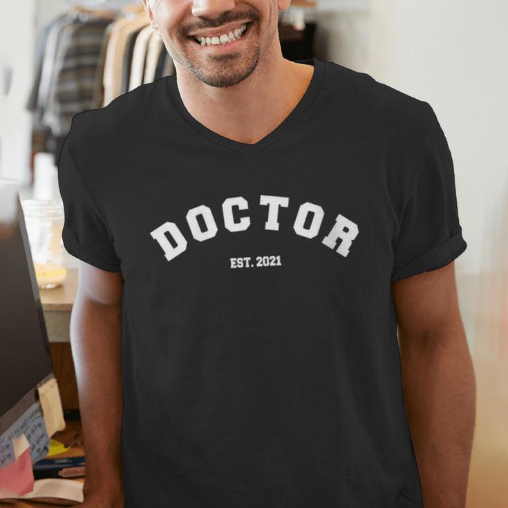 Doctor 2021 Est Medical Doctor Med School Graduation Men's V-Neck T-Shirt