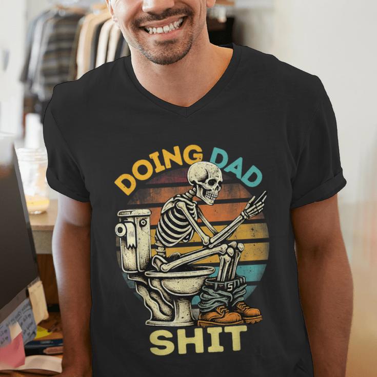 Doing Dad Shit Dad Joke Skeleton Dad Dad Father's Day Men's V-Neck T-Shirt