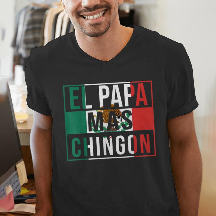 El Papa Mas Chingon Best Mexican Dad Men's V-Neck T-Shirt