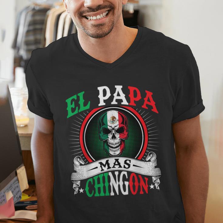 El Papa Mas Chingon Mexican Dad Husband Regalo Flag Men's V-Neck T-Shirt
