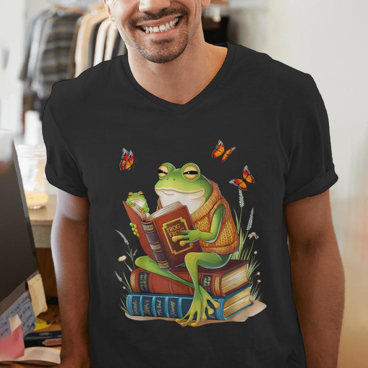 Frog & Toad Fishing Vintage Classic Book Frog Reading Book Men's V-Neck T-Shirt