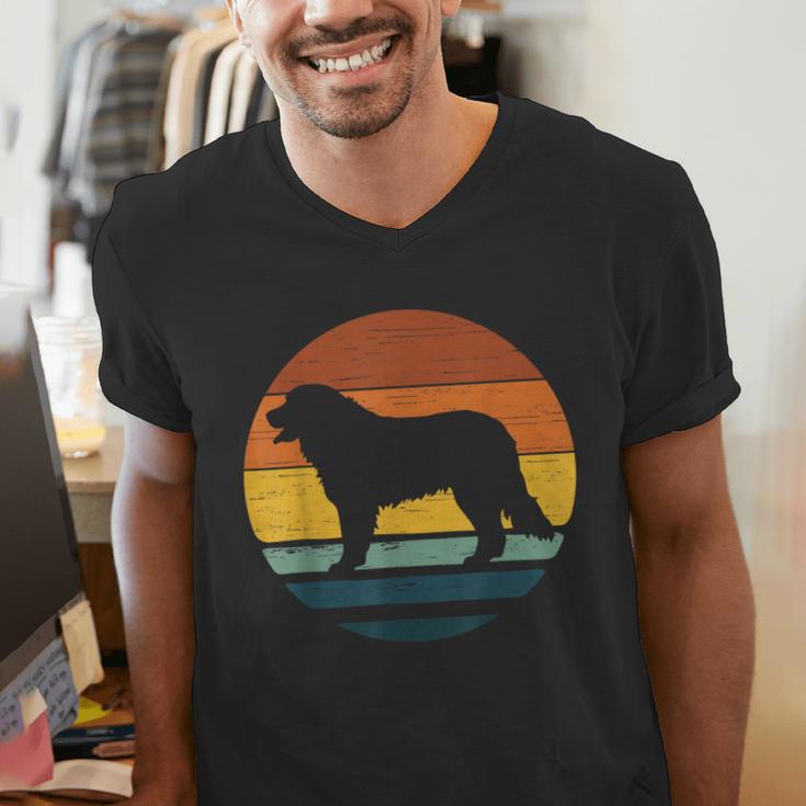 Golden Mountain Vintage Retro Mum Dad Dog Men Women Kids Men's V-Neck T-Shirt