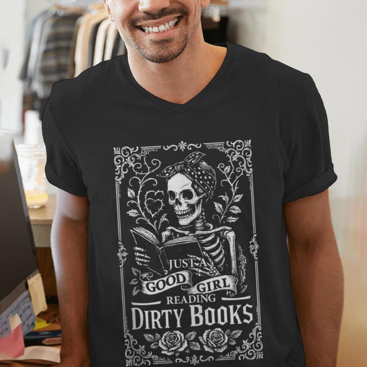 Good Girl Dirty Books Humor Dark Romance Bookworm Men's V-Neck T-Shirt