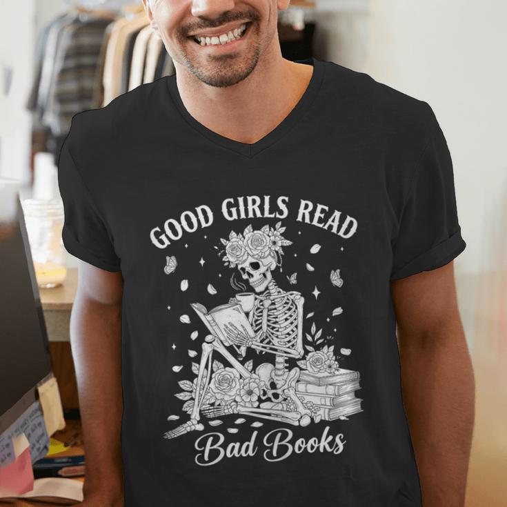 Good Girls Read Bad Books Skeleton Reading Book Halloween Men's V-Neck T-Shirt