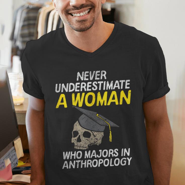 Graduation Student Who Majors In Anthropology Men's V-Neck T-Shirt