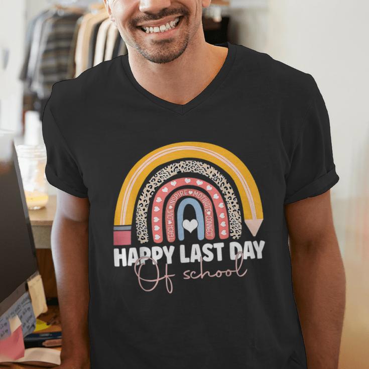 HAPPY LAST OF DAY SCHOOL Rainbow Teacher Student Graduation Men's V-Neck T-Shirt