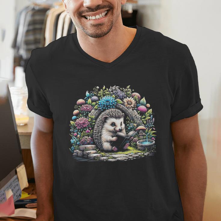 Hedgehog Reading Book Lake Scenery Reading Men's V-Neck T-Shirt
