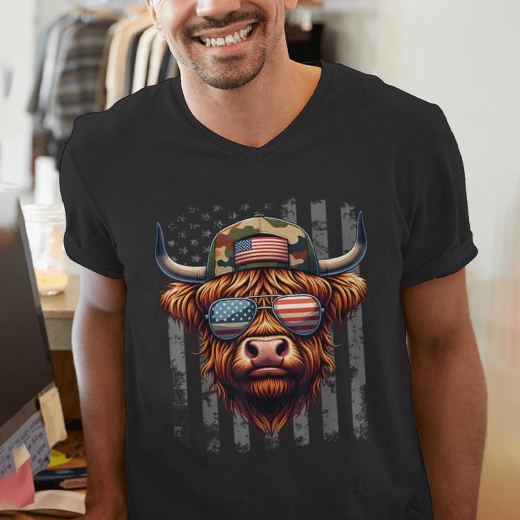 Highland Cow 4th July USA Flag Dad Father America Men Boys Men's V-Neck T-Shirt