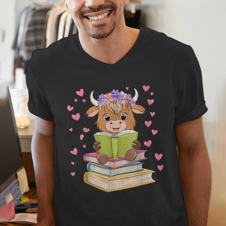 Highland Cow Reading Book Floral Bookworm Men's V-Neck T-Shirt