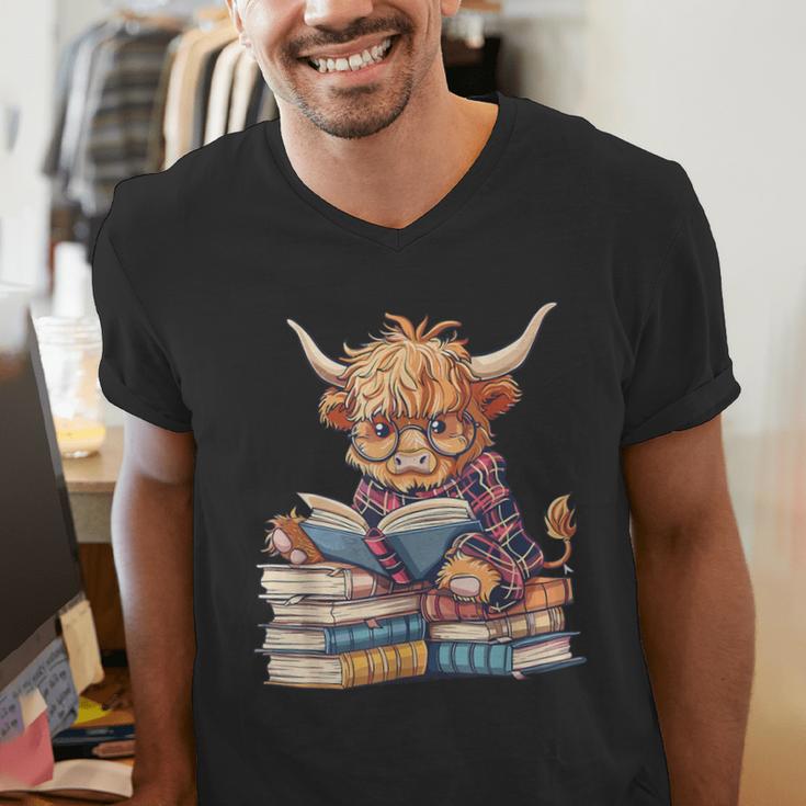 Highland Cow Reading Book Librarian Library Men's V-Neck T-Shirt