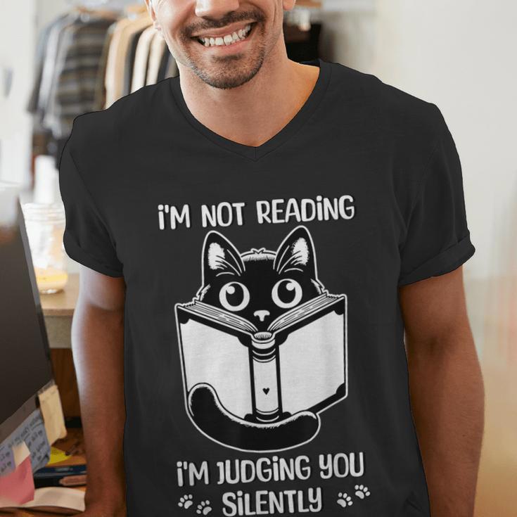 I’m Not Reading I’m Judging You Silently Fun Cat Book Lover Men's V-Neck T-Shirt