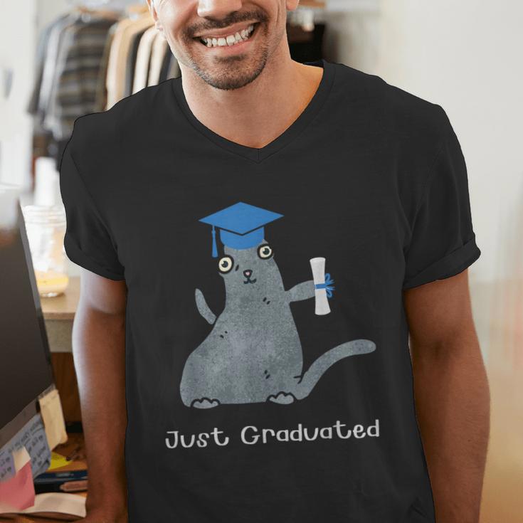 Just Graduated Cat With Graduation Cap And Diploma For Men Women Girls Kids Men's V-Neck T-Shirt