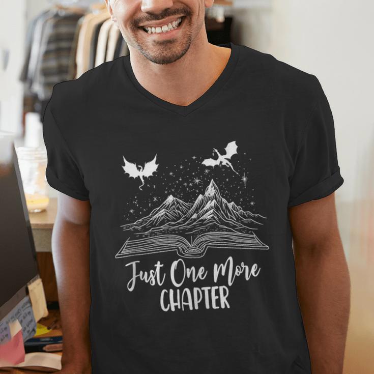 Just One More Chapter Romantasy Dragon Fantasy Romance Book Men's V-Neck T-Shirt