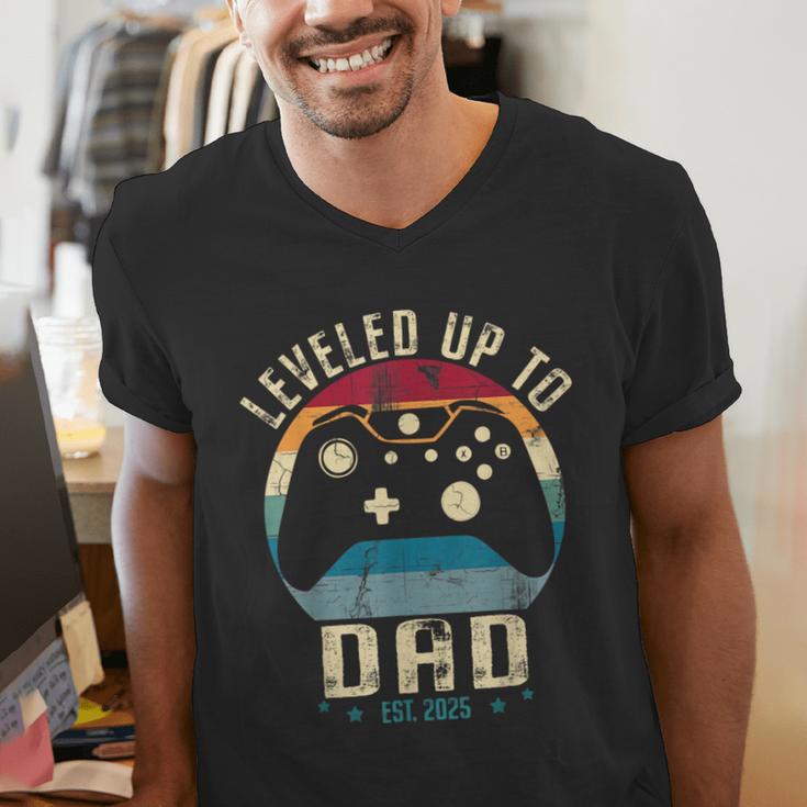 I Leveled Up To Dad 2025 Promoted To Daddy Soon To Be Father Men's V-Neck T-Shirt