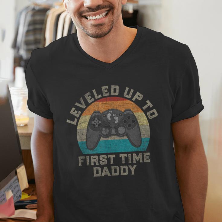 I Leveled Up To First Time Daddy Soon To Be Dad Men's V-Neck T-Shirt