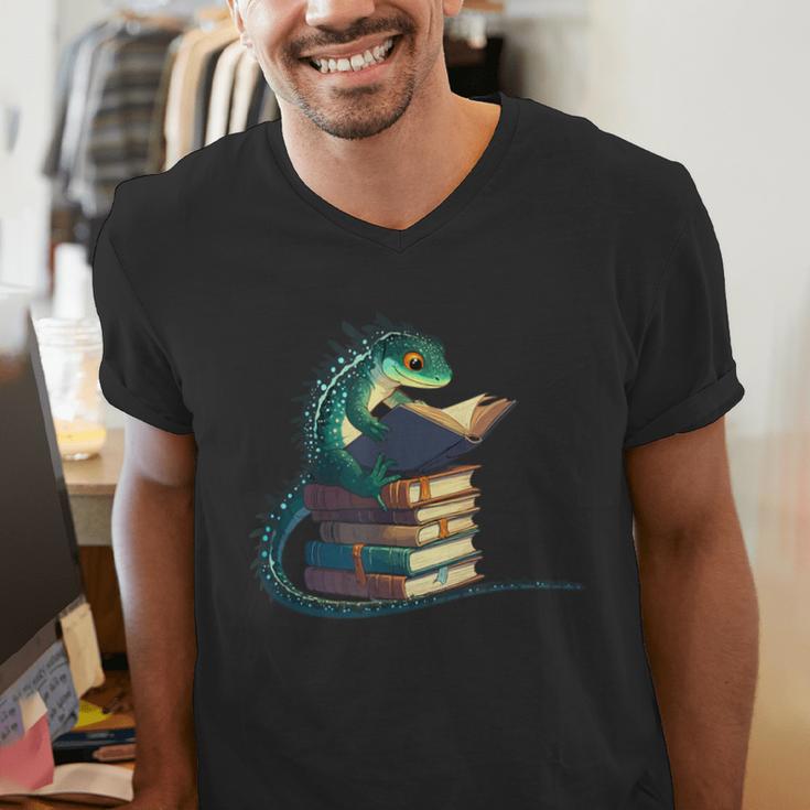Lizard Reading Book Librarian Bookworm Reader Read Men's V-Neck T-Shirt