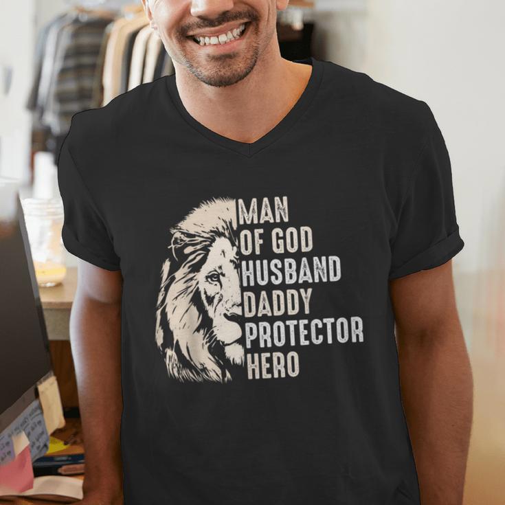 Man Of God Husband Daddy Protector Hero Lion Father's Day Men's V-Neck T-Shirt