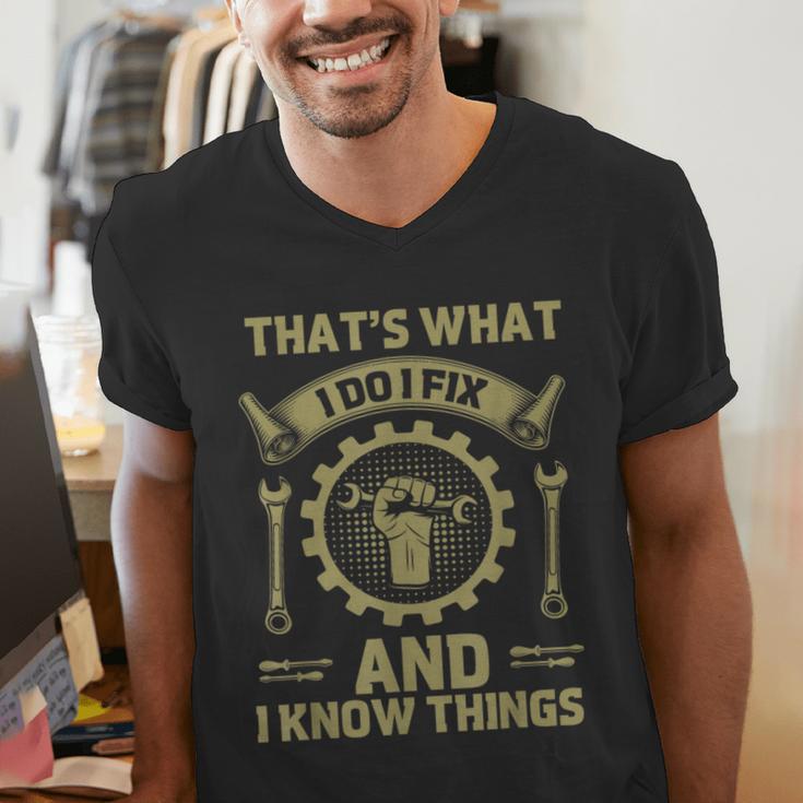 Men Dad That's What I Do I Fix Stuff And I Know Things Men's V-Neck T-Shirt
