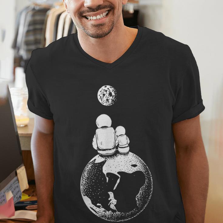 Moon And Astronaut Dad And Baby Space For Father's Day Men's V-Neck T-Shirt